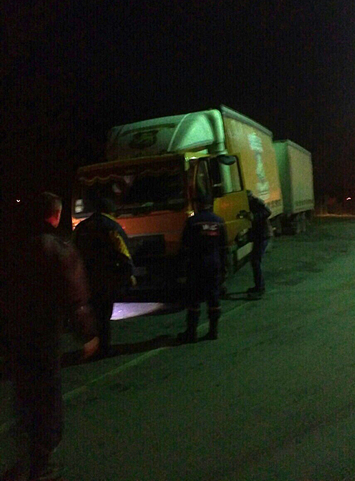 У Хусті на залізничному переїзді перекинувся причіп з алкоголем (ФОТО)