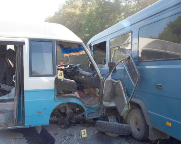 У Ракошині на зупинці зіткнулися автобуси "Мерседес" і "Еталон"