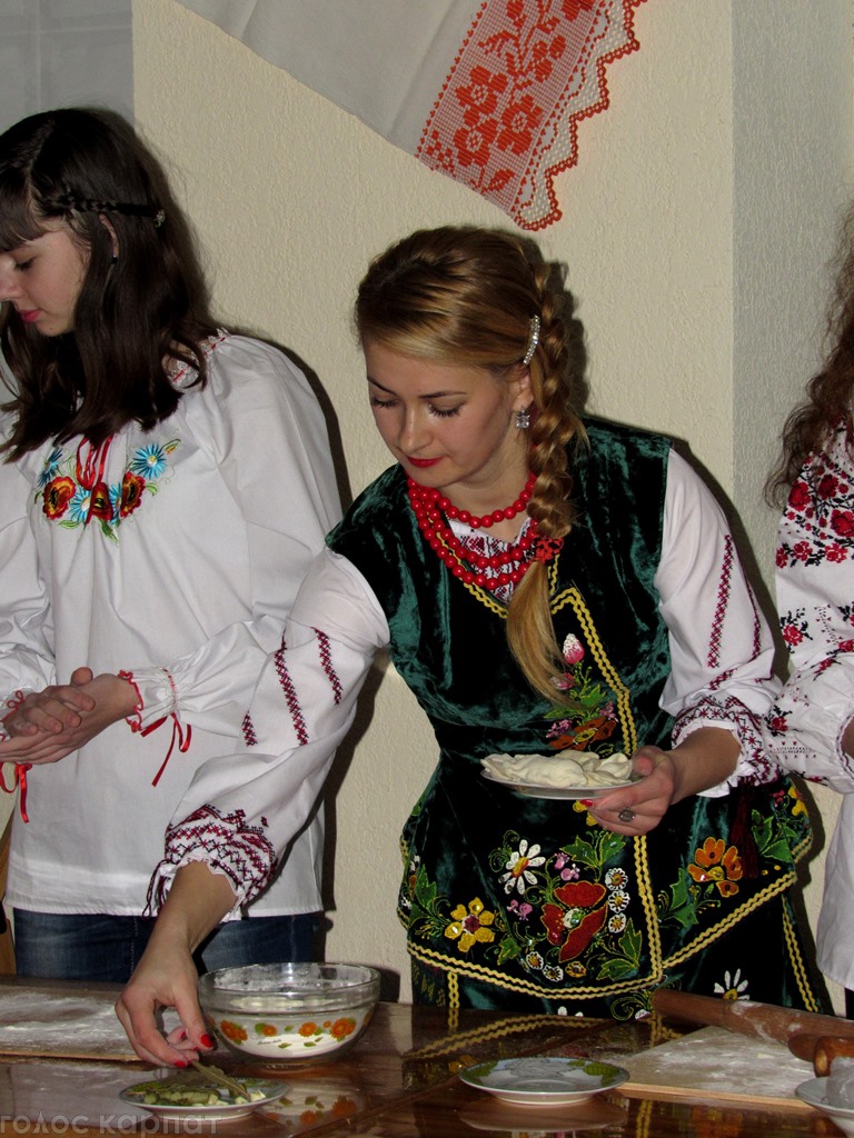 У головній книгозбірні Мукачева влаштували колоритні Андріївські вечорниці (ФОТО)