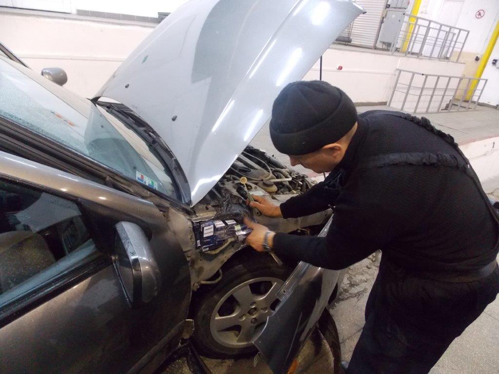 На Закарпатті українцю не дали перевезти через кордон 400 пачок контрабандних сигарет (ФОТО)