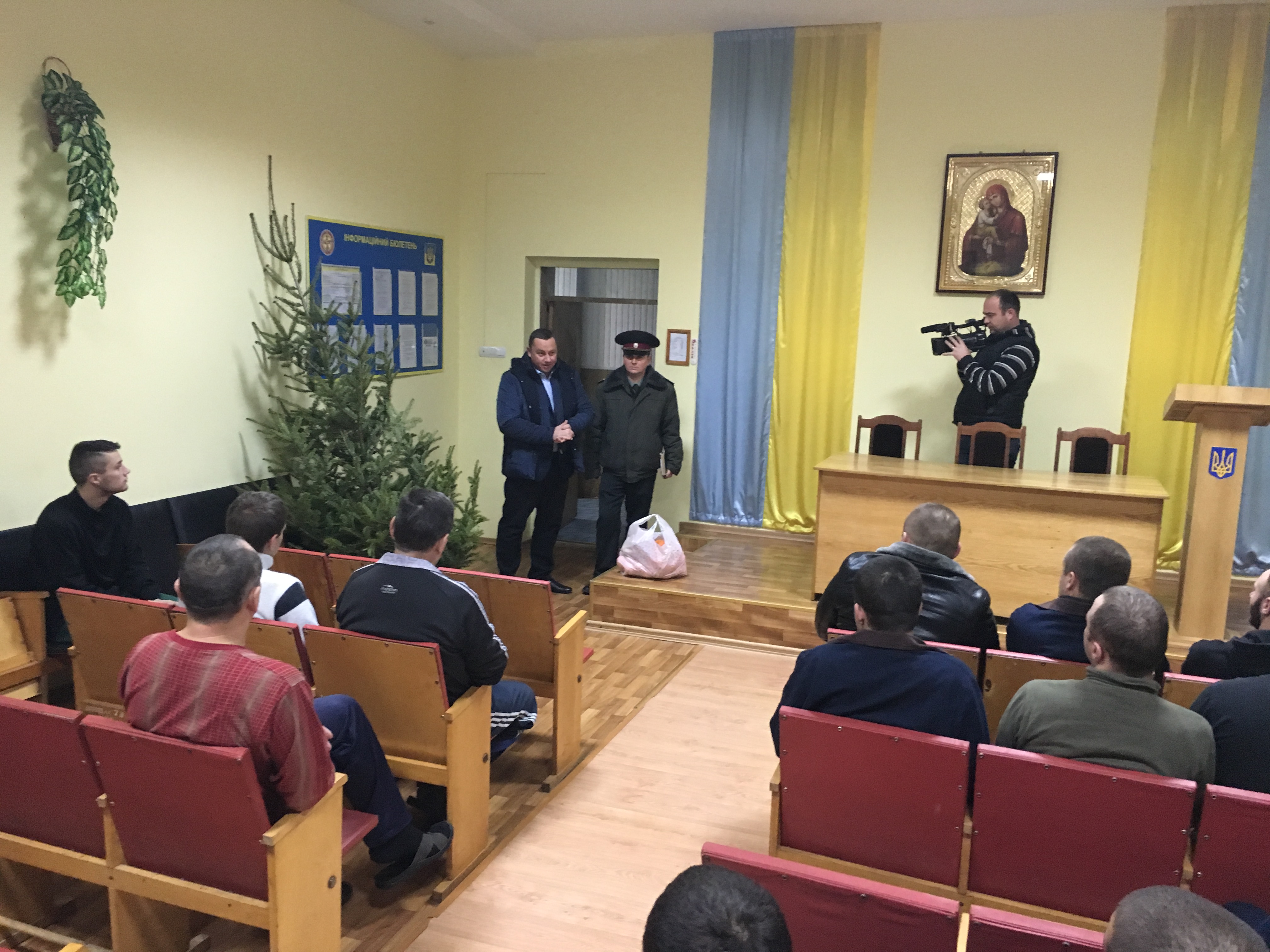 До вояків у Мукачівський шпиталь до свят завітали з ялинками та фруктами