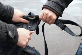 В Ужгороді затримали раніше судимого чоловіка, який вночі грабував жінок