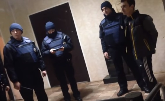 Поліція без романтики. ВІДЕО затримання ще одного неадеквата (18+)