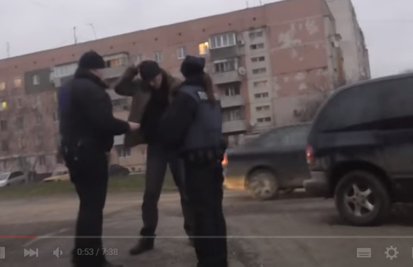 Поліція без романтики. П'яний за кермом авто, що заглухло на роздоріжжі (18+)