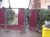 У Берегові неадекватний чоловік вночі потрощив вікна і ворота на одній з вулиць (ФОТО)