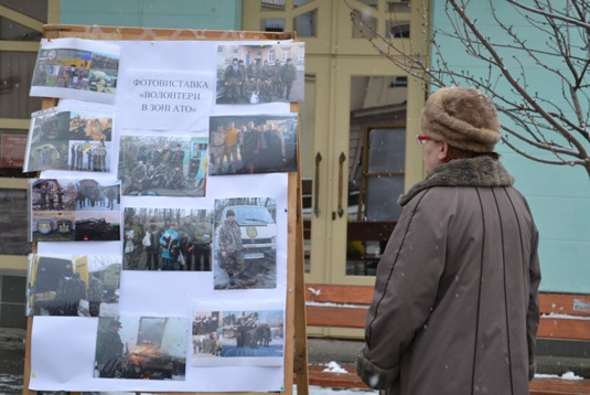 В Ужгороді відбулася фотовиставка "Волонтери в зоні АТО" (ФОТО)