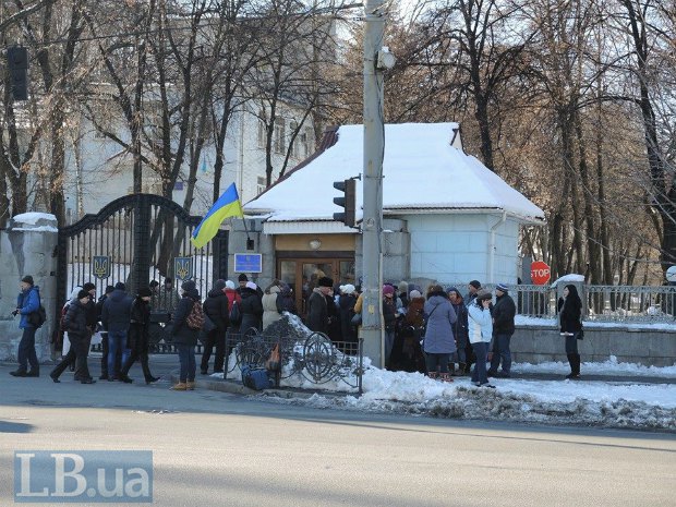 Полторак прийняв родичів бійців 128-ї закарпатської бригади, які пікетували Міноборони (ФОТО)