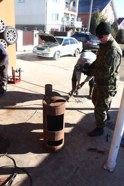 У Барвінку на Ужгородщині молодь на зібрані громадою кошти виготовила буржуйки для бійців на передовій (ФОТО)
