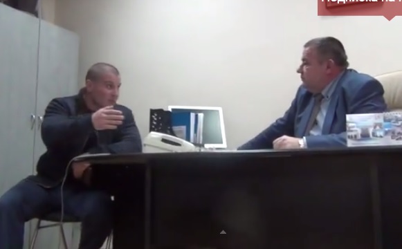 Начальник закарпатської ДАІ сказав активістам "Дорожнього контролю", що у нього засекречений кабінет. Бойчука захищав Тємнов (ВІДЕО)