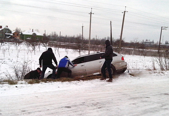 У Чопі пожежна машина та 5 чоловіків витягали автівку із кювету (ФОТО)