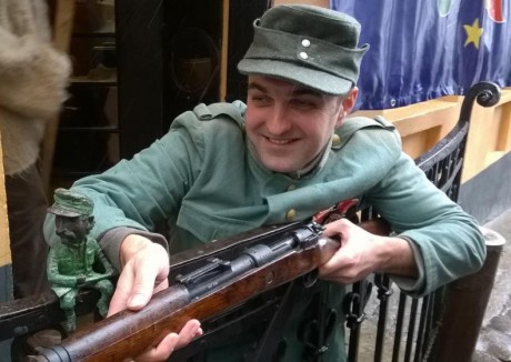 В Ужгороді на перилах "оселився" останній закарпатський опришок – Микола Шугай (ФОТО, ВІДЕО)