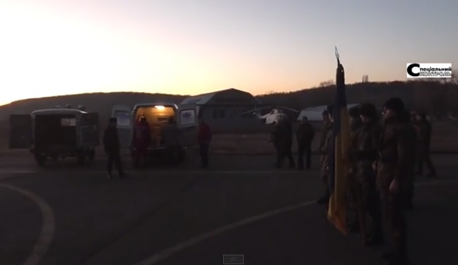 В Ужгород літаком з Донеччини доставили тіла двох ужгородців, тіло мешканця Нижнього Солотвина прибуде автомобілем (ВІДЕО)