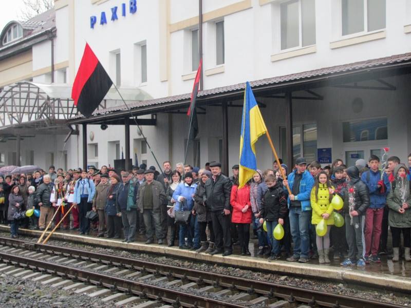 У Рахові з трембітами зустрічали демобілізованих із Артемівська військовослужбовців (ФОТО)