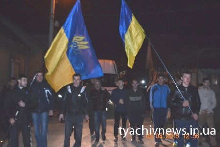 Із вигуками "Герої не вмирають!" на Тячівщині зустріли тіло полеглого у російсько-українській війні Романа Козичка (ФОТО)