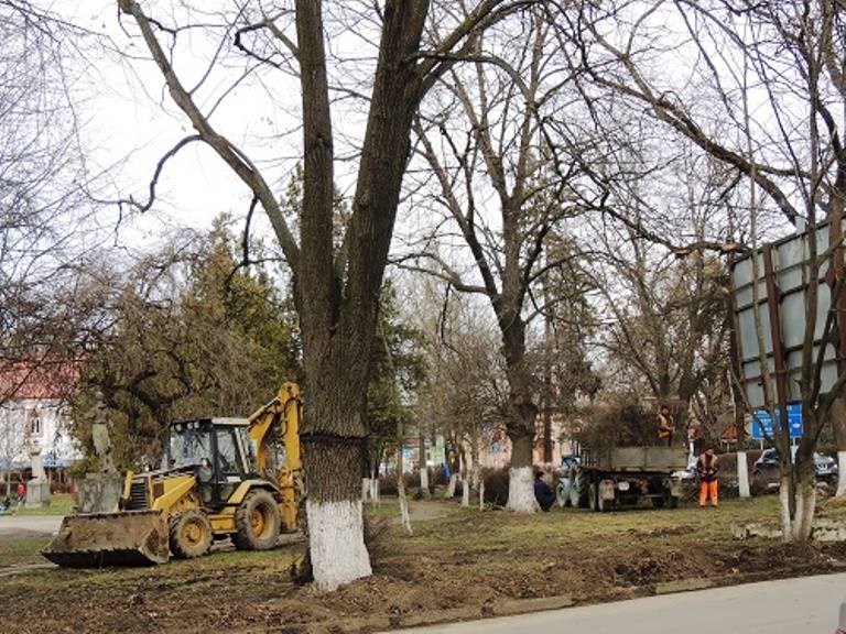 У Берегові шляхом благоустрою готують до реконструкції площу Героїв (ФОТО)