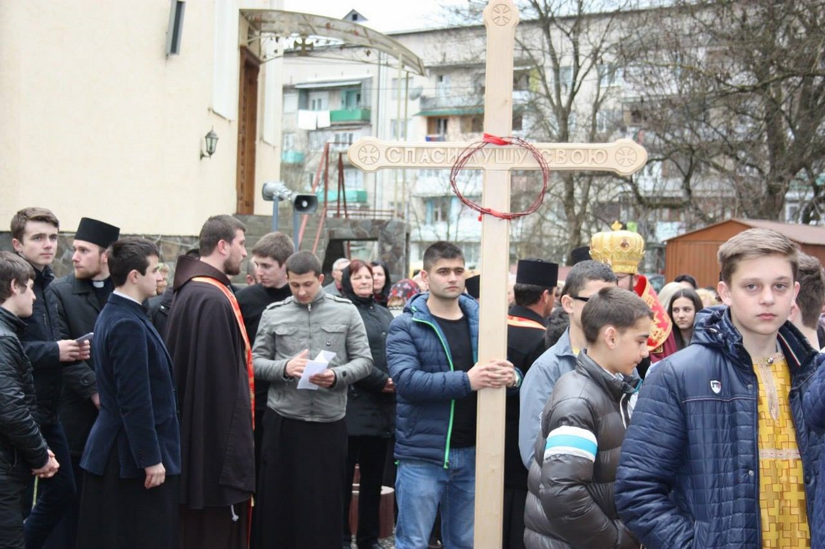 Із проханнями до Всевишнього миру для України Іршавою пройшла Хресна хода (ФОТО)