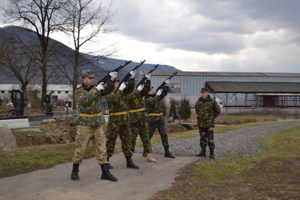 У Тячеві з усіма військовими почестями поховали Романа Козичка, який загинув, обороняючи країну на сході (ФОТО, ВІДЕО)