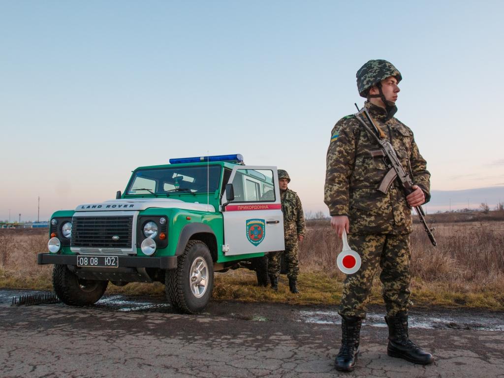 На Закарпатті за півкілометра від кордону затримали грузинів, які прямували до Словаччини