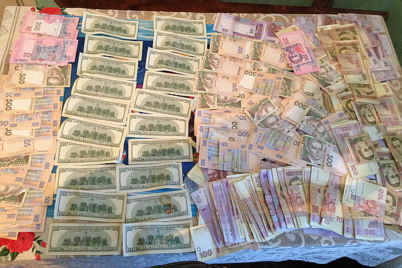 Обгортки з-під викрадених цукерок видали одеських грабіжників пенсіонерів на Закарпатті (ФОТО)