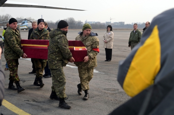 Тіло майора Постолакі доставили в Ужгород. Із Героєм місто прощатиметься у четвер (ФОТО)