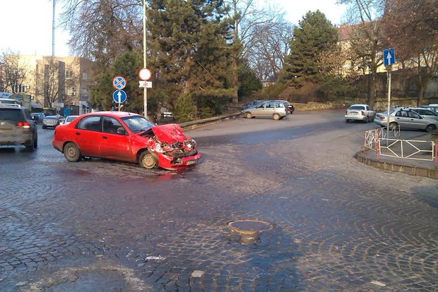 В Ужгороді на Жупанатській сталася ДТП за участі автівок "Деу" та "ВАЗ" (ФОТО)