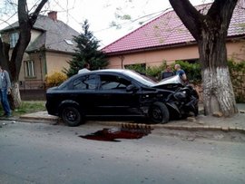 На Собранецькій в Ужгороді іномарка врізалася в дерево (ФОТО)