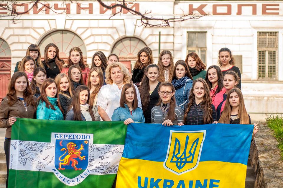 Зібрані понад 2,5 тис грн в рамках акції "Фото патріота" студенти-медики у Берегові передадуть волонтерам