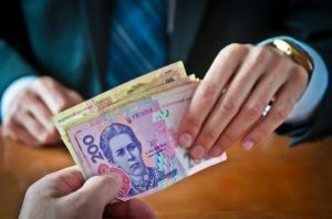 Після скарги жінки на Тячівщині за хабарництво звільнено працівника соцзахисту із передачею матеріалів до прокуратури 