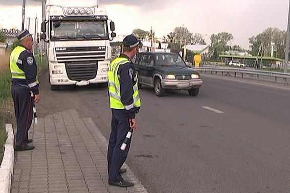 На кордоні в Чопі жителі Львівщини та Тернопільщини влаштували "бунт" проти дій закарпатської міліції (ФОТО)