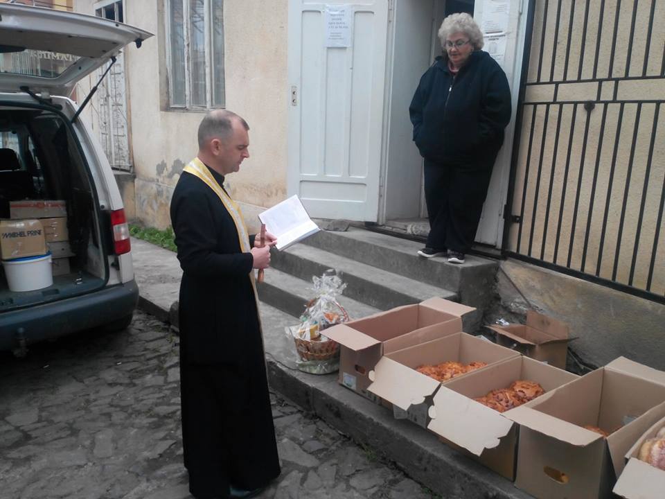 З Виноградова вирушив перший вантаж із великодніми кошиками для вояків у Слов