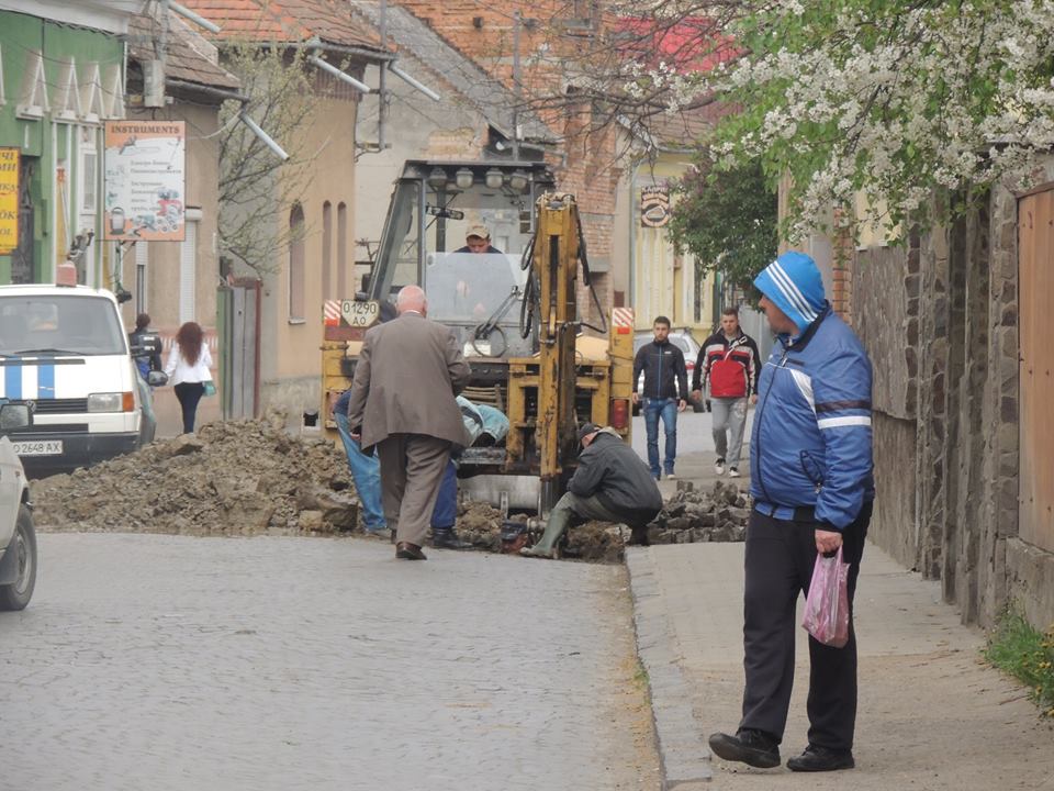 У Берегові на вулиці Зріні до вечора перекритий рух, прорвало водопровідну трубу (ФОТО)