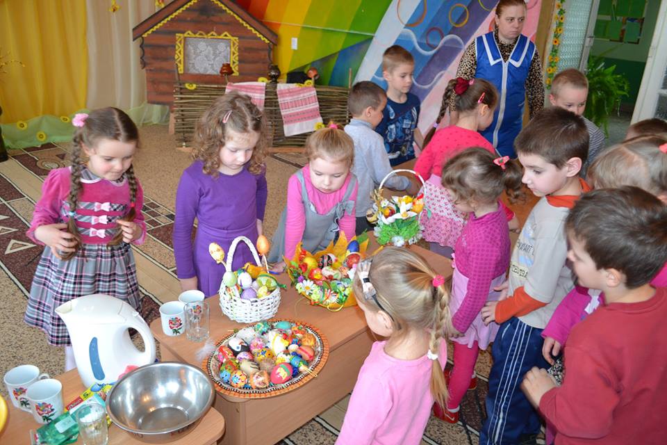 Ужгородська молодь вчила діточок в дитсадку розписувати писанки (ФОТО)