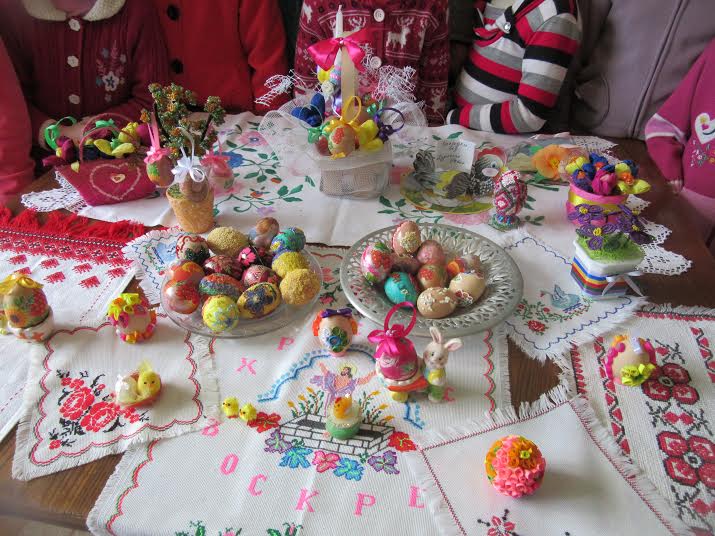 На Ужгородщині оформили виставку великодніх серветок та писанок (ФОТО)