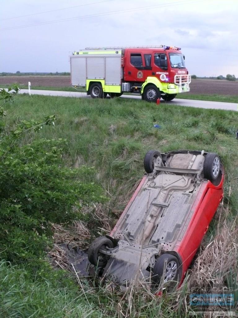 В Угорщині вилетіла в кювет і перекинулася "Мазда" на закарпатських номерах з жінками і дітьми (ФОТО)