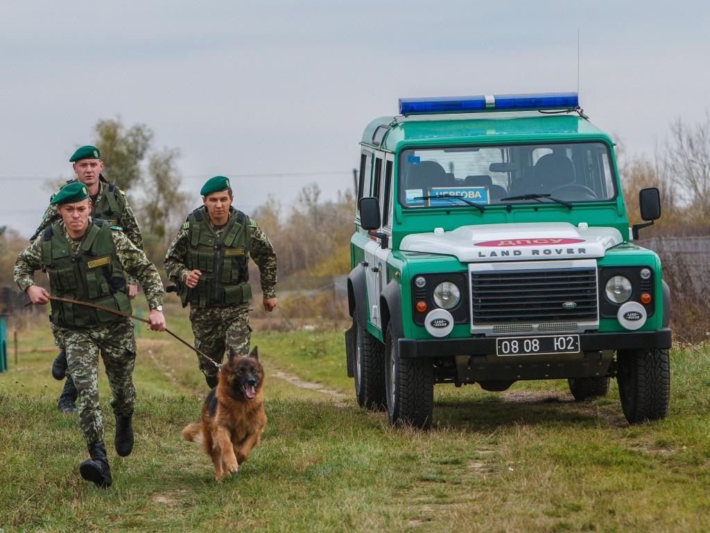 Поблизу кордону зі Словаччиною на Закарпатті затримали 4 іранців з дитиною