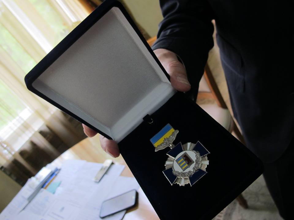 Керівник області продемонстрував перший зразок почесного знаку "За розвиток Закарпаття"
