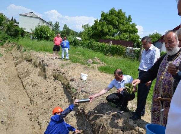 У Нижній Апші на Тячівщині освятили місце зведення нового дитсадка та заклали капсулу із посланням нащадкам (ФОТО)