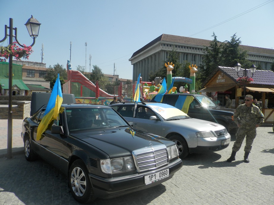 Із Хуста бійцям на Схід передали позашляховик та два "легковики" (ФОТО)