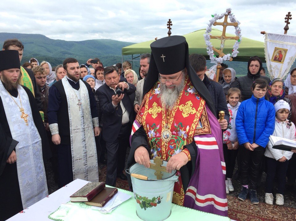 На Іршавщині біля Кушниці освятили поклонний хрест (ФОТО)