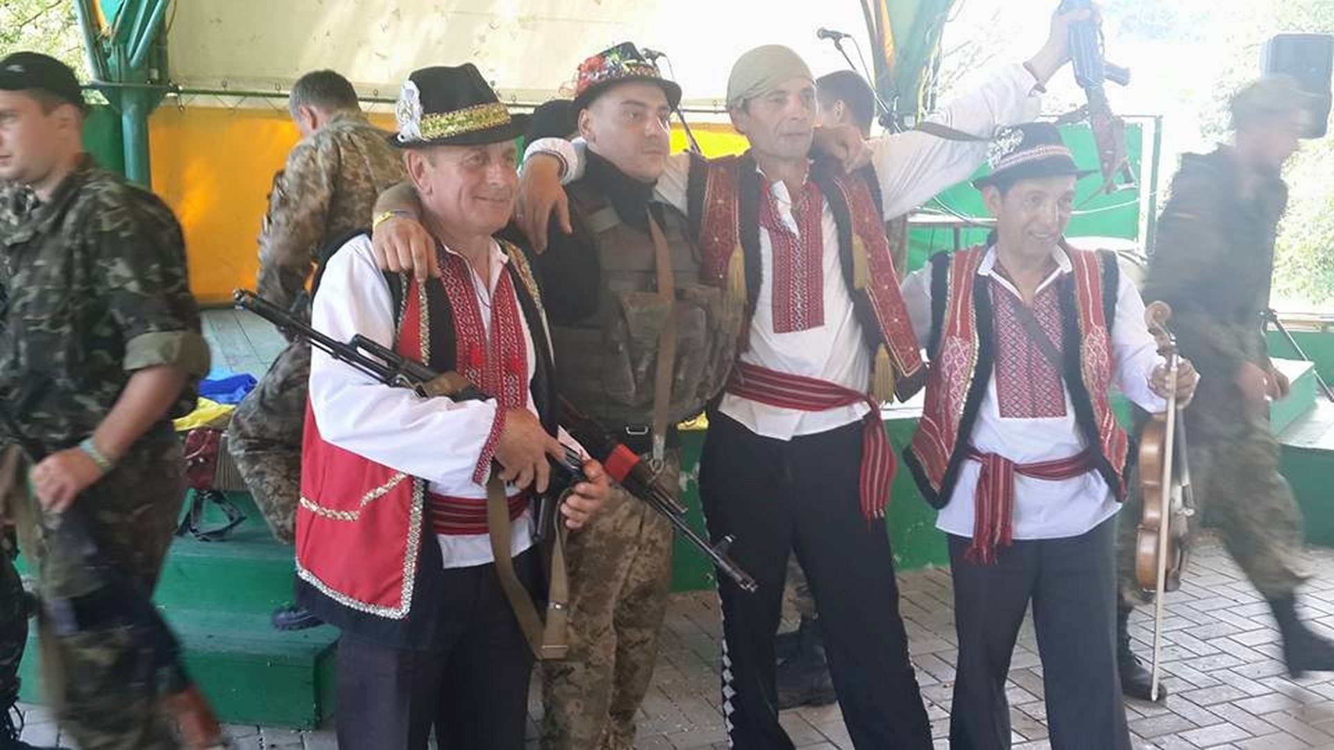 Іршавські волонтери доправили бійцям на Схід харчі та "подарунок для душі" (ФОТО)