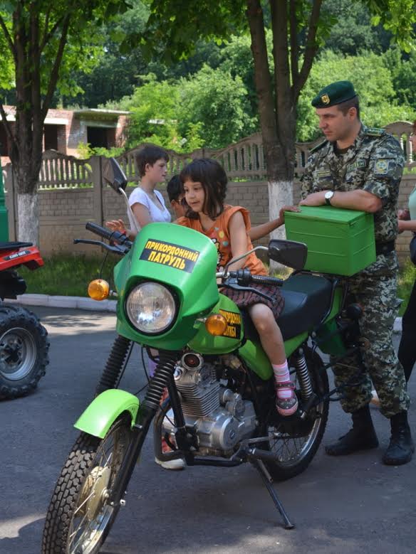 В Ужгороді діти в гостях у прикордонників споглядали зброю, оптичні прилади та виступ службового собаки (ФОТО)