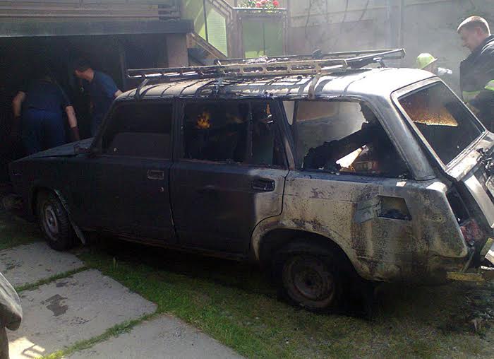 У Тячеві пенсіонер отримав опіки під час пожежі у легковику (РОЗШИРЕНО) (ФОТО)