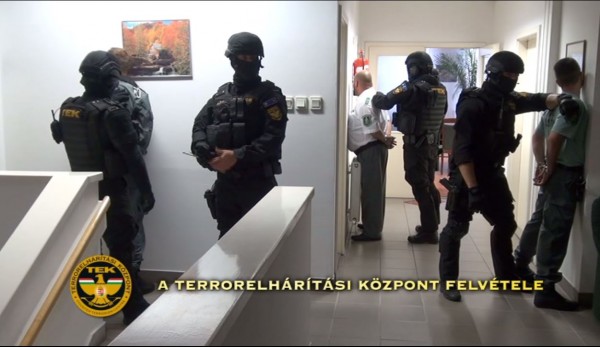 18 митників і 3 цивільних взято під варту в Угорщині за підозрою у сприянні провезення контрабанди із Закарпаття (ФОТО, ВІДЕО)