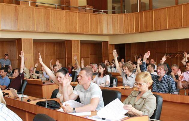 Ужгородців закликають навідатися на сесію міськради, аби запобігти черговому депутатському майновому дерибану