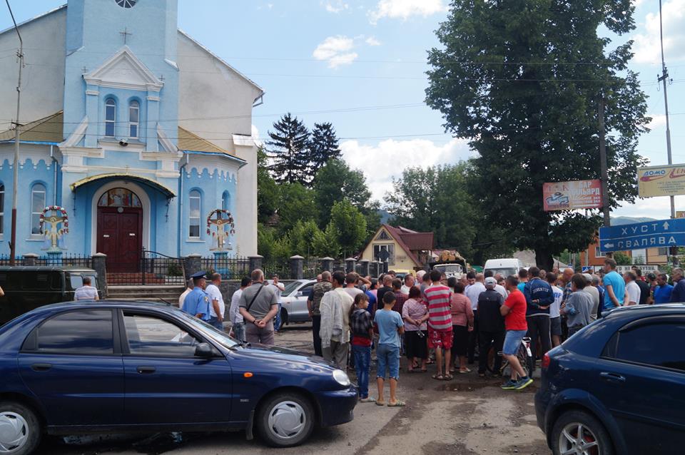 На Іршавщині протягом двох годин у селі Довге була перекрита дорога (ФОТО)