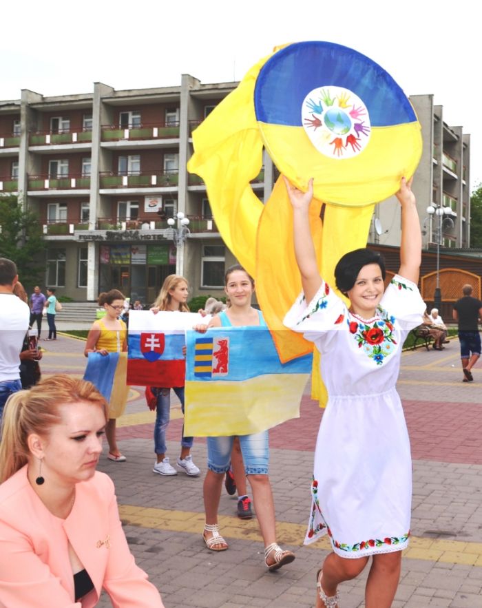 У Тячеві просто неба, під музику і з листівками, відзначали Міжнародний день дружби (ФОТО)