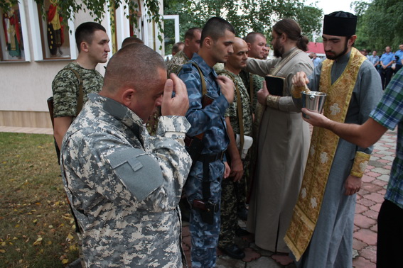 Група працівників ДАІ виїхала з Ужгорода на охорону блокпостів на Луганщині (ФОТО) 