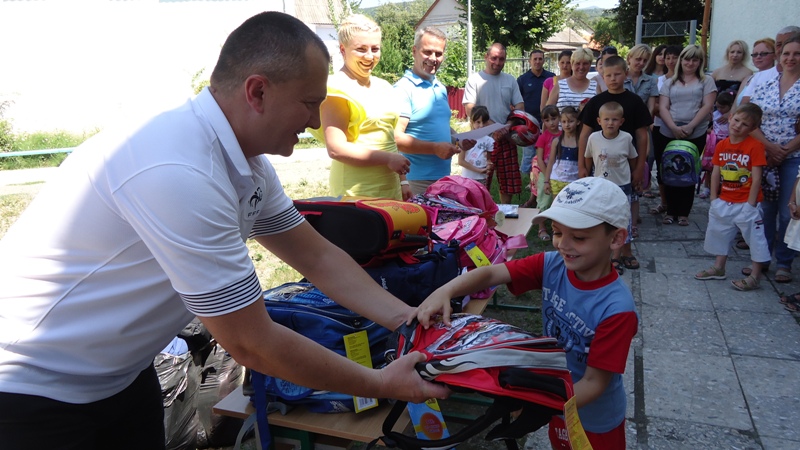 Першачкам Рахівщини вже традиційно подарували ранці зі шкільним приладдям (ФОТО, ВІДЕО)