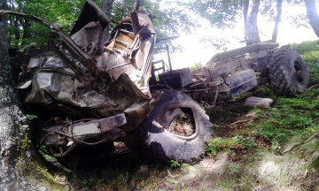 На Свалявщині у провалля перекинулося авто з десятками збирачів чорниці, одна жінка загинула