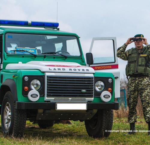 На Берегівщині за кілометр від кордону затримали 2 афганців та іракця без документів